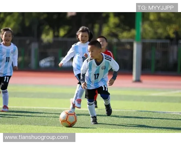 足球明星赠送守门员手套温暖小女孩梦想时刻感动全场